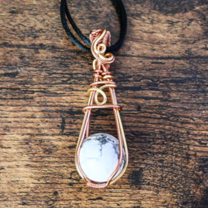 a marble like coloring howlite stone. It's in an intricately woven wire frame